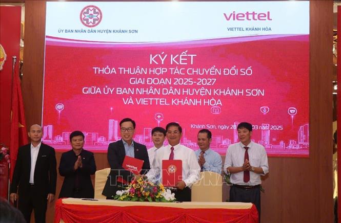 Lễ ký Bản ghi nhớ giữa huyện và các đối tác. Ảnh: Đặng Tuấn - TTXVN 