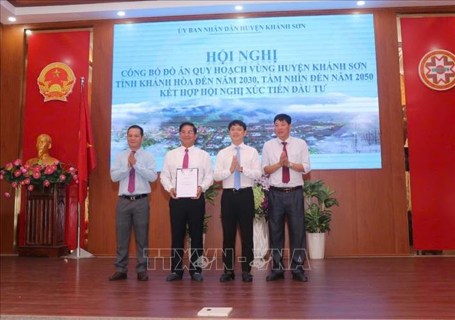 Lãnh đạo huyện Khánh Sơn nhận công bố quy hoạch. Ảnh: Đặng Tuấn - TTXVN 