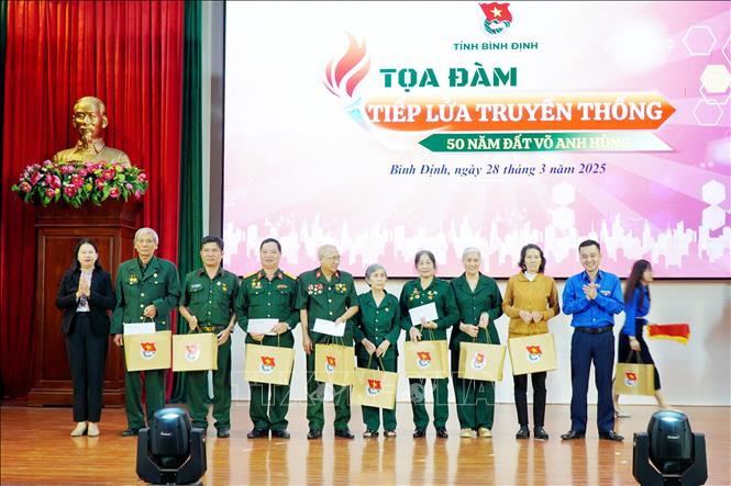 Trao tặng 10 suất quà cho các cựu chiến binh, cựu thanh niên xung phong. Ảnh: Lê Phước Ngọc - TTXVN