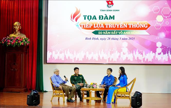 Các đại biểu giao lưu tại tọa đàm. Ảnh: Lê Phước Ngọc - TTXVN 