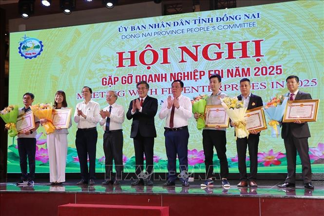 Lãnh đạo Đồng Nai trao bằng khen cho các doanh nghiệp FDI có nhiều đóng góp cho địa phương. Ảnh: Công Phong - TTXVN