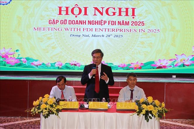 Ông Dương Minh Dũng, Phó Chủ tịch UBND tỉnh Đồng Nai trực tiếp giải đáp thắc mắc của doanh nghiệp. Ảnh: Công Phong - TTXVN