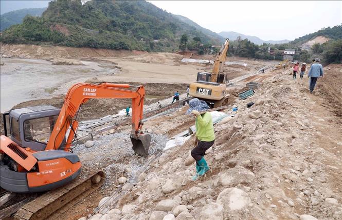 Thi công dự án kè bảo vệ khu dân cư thị trấn Mường Tè. Ảnh: Quý Trung - TTXVN