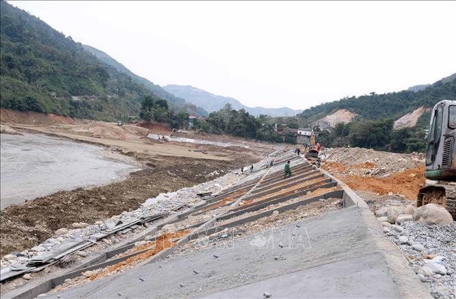 Thi công dự án kè bảo vệ khu dân cư thị trấn Mường Tè. Ảnh: Quý Trung - TTXVN