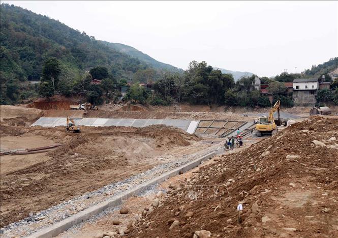 Thi công dự án kè bảo vệ khu dân cư thị trấn Mường Tè. Ảnh: Quý Trung - TTXVN