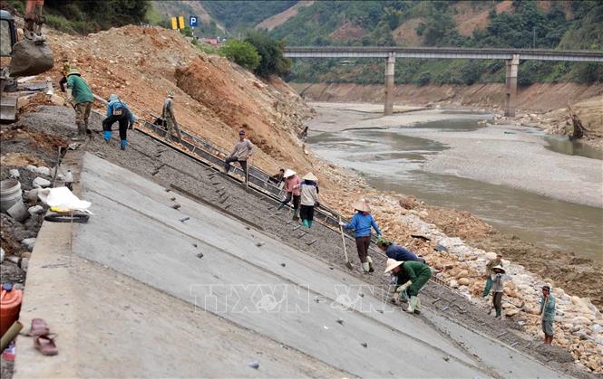 Thi công dự án kè bảo vệ khu dân cư thị trấn Mường Tè. Ảnh: Quý Trung - TTXVN