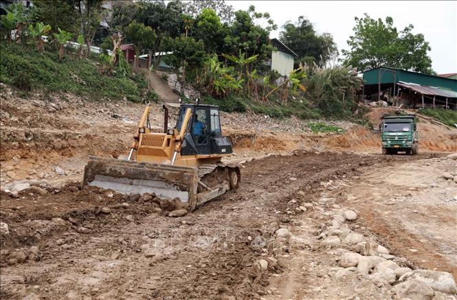 Nhà thầu huy động 40 đầu phương tiện các loại nhằm hoàn thành sớm trước khi bước vào mùa mưa. Ảnh: Quý Trung - TTXVN