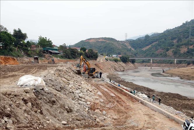 Thi công dự án kè bảo vệ khu dân cư thị trấn Mường Tè. Ảnh: Quý Trung - TTXVN

