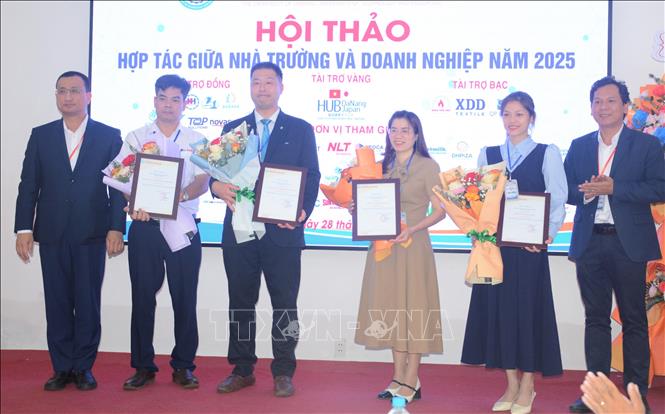 Trường Đại học Sư phạm Kỹ thuật-Đại học Đà Nẵng tri ân các doanh nghiệp hợp tác với nhà trường. Ảnh: Văn Dũng-TTXVN
