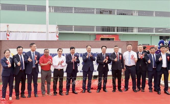 Các đại biểu chứng kiến khánh thành đưa vào hoạt động Nhà máy. Ảnh: Minh Huệ-TTXVN
