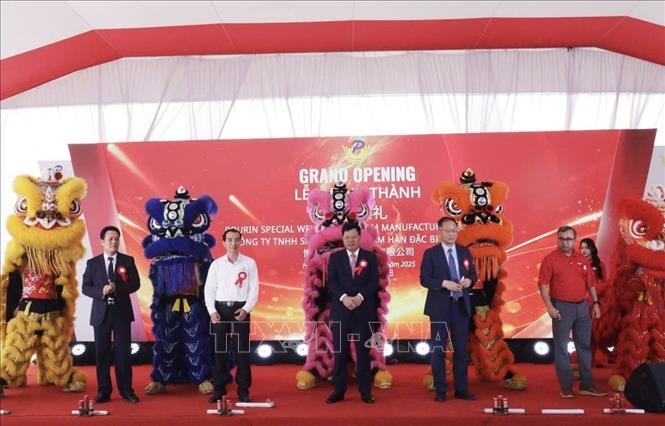 Các đại biểu thực hiện nghi thức khánh thành Nhà máy. Ảnh: Minh Huệ-TTXVN