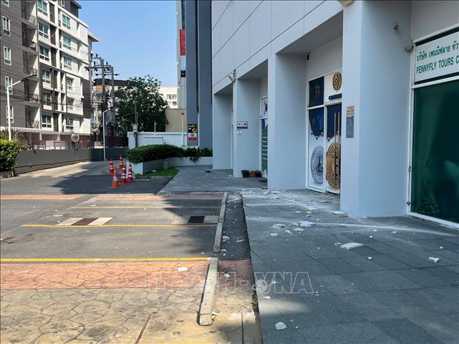 Rung chấn mạnh khiến tòa nhà bị nứt một số chỗ, vữa rơi lả tả. Ảnh: Huy Tiến - PV TTXVN tại Thái Lan