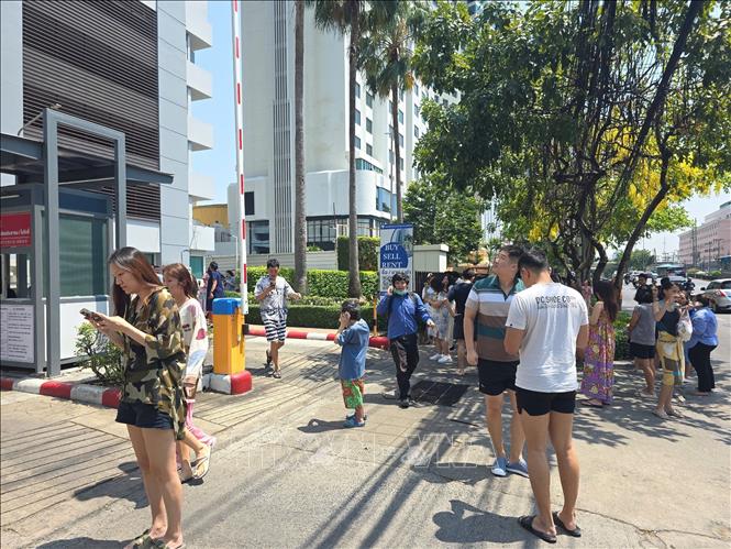 Cư dân trong một tòa nhà chung cư trên đường Ratchadaphisek vội vàng rời nhà vì động đất. Ảnh: Huy Tiến - PV TTXVN tại Thái Lan