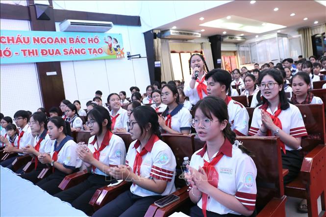 Đại biểu thiếu nhi tỉnh Bến Tre cùng cất vang bài hát 