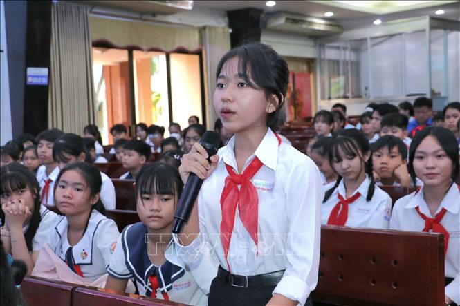 Nguyễn Ngọc Hân, hiện là học sinh lớp 9/3 trường THCS Tạ Thị Kiều (huyện Mỏ Cày Nam, Bến Tre) phát biểu ý kiến tại chương trình gặp mặt với lãnh đạo tỉnh. Ảnh: Chương Đài  - TTXVN 