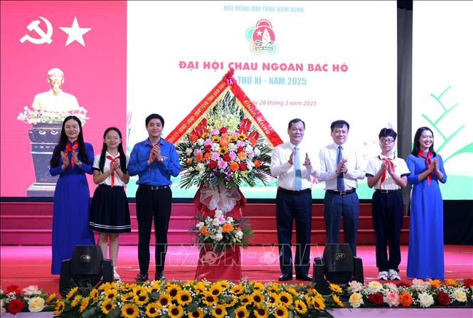 Lãnh đạo tỉnh Nam Định tặng hoa chúc mừng đại hội. Ảnh: Nguyễn Lành - TTXVN 