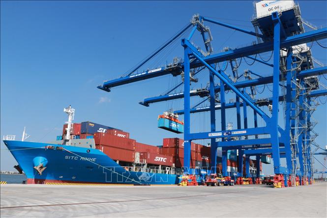 Chuyến tàu đầu tiên của Hãng SITC cập cảng Phước An. Ảnh: Công Phong - TTXVN