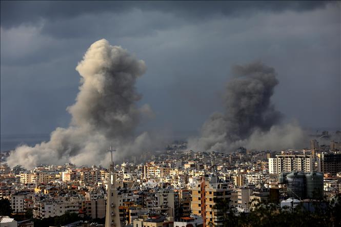 (Tư liệu) Khói bốc lên sau các cuộc không kích của Israel xuống ngoại ô thủ đô Beirut, Liban ngày 25/11/2024. Ảnh: THX/TTXVN