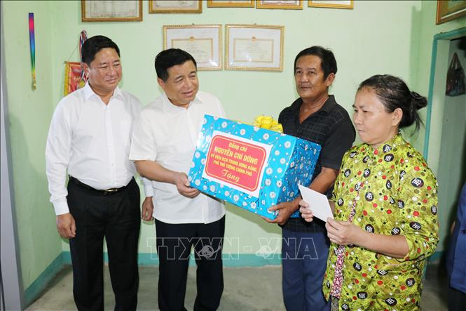 Phó Thủ tướng Nguyễn Chí Dũng cùng lãnh đạo tỉnh Ninh Thuận thăm hỏi, tặng quà gia đình liệt sĩ ở xã Lợi Hải, huyện Thuận Bắc. Ảnh: Nguyễn Thành – TTXVN