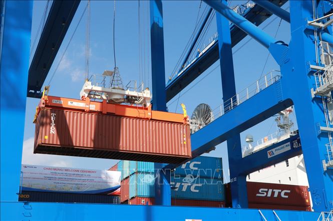 Bốc dỡ container hàng hóa tại cảng Phước An. Ảnh: Công Phong - TTXVN