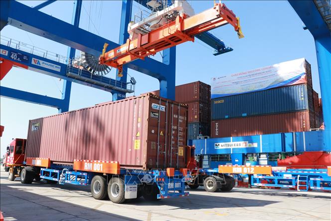 Vận chuyển container hàng hóa tại cảng Phước An. Ảnh: Công Phong - TTXVN