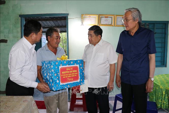 Phó Thủ tướng Nguyễn Chí Dũng cùng lãnh đạo tỉnh Ninh Thuận thăm hỏi, tặng quà gia đình liệt sĩ ở xã Lợi Hải, huyện Thuận Bắc. Ảnh: Nguyễn Thành – TTXVN