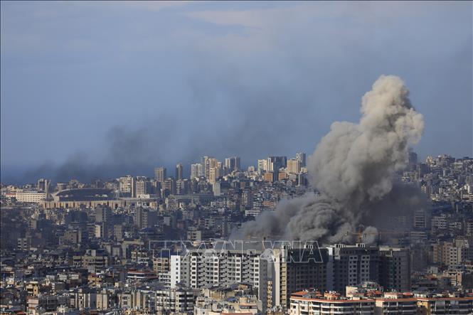 (Tư liệu) Khói bốc lên sau các cuộc không kích của Israel xuống ngoại ô thủ đô Beirut, Liban ngày 21/11/2024. Ảnh: THX/TTXVN