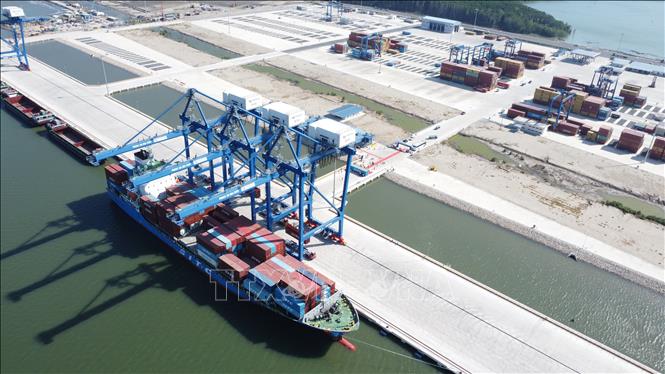 Chuyến tàu đầu tiên của Hãng SITC cập cảng Phước An. Ảnh: Công Phong - TTXVN