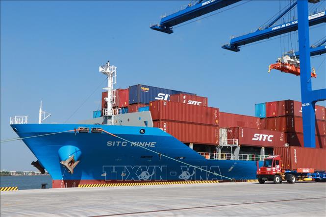 Chuyến tàu đầu tiên của Hãng tàu SITC cập cảng Phước An. Ảnh: Công Phong - TTXVN