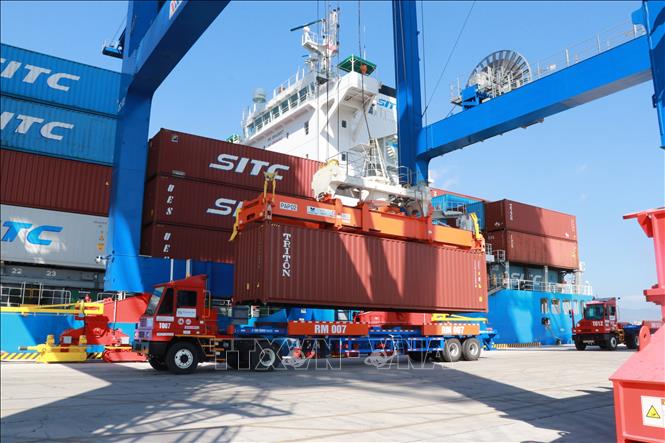 Xe đầu kéo tiếp nhận container hàng hóa tại cảng Phước An. Ảnh: Công Phong - TTXVN