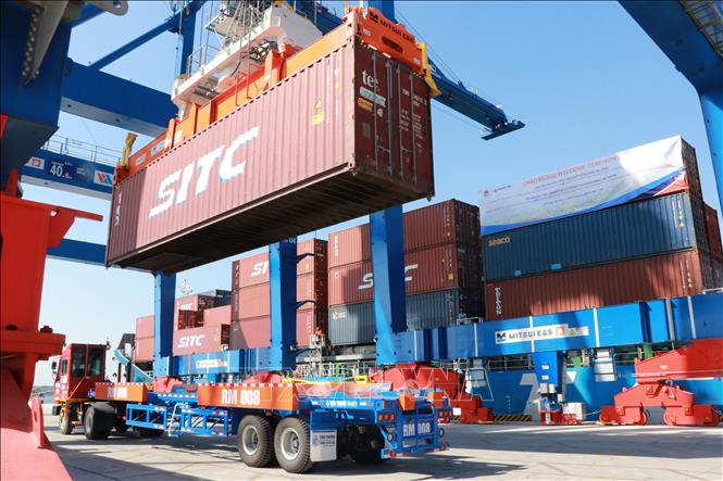 Xe đầu kéo tiếp nhận container hàng hóa tại cảng Phước An. Ảnh: Công Phong - TTXVN