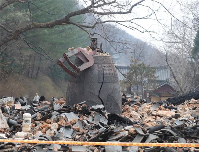 Ngôi đền cổ bị thiêu rụi do cháy rừng tại Uiseong, tỉnh Gyeongsang Bắc, Hàn Quốc. Ảnh: THX/TTXVN