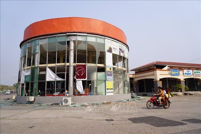 Tòa nhà bị hư hại sau trận động đất tại Nay Pyi Taw, Myanmar. Ảnh: THX/TTXVN