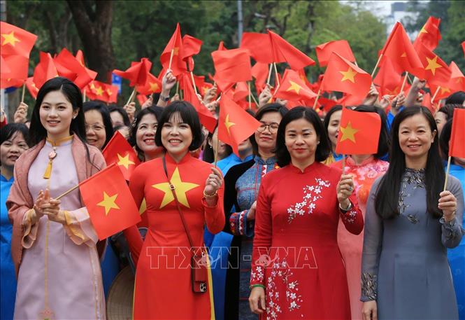 More than 1,000 women wearing “ao dai” (Vietnamese traditional dress) participate in a parade at Hoan Kiem Lake walking street in Hanoi on March 29. Photo: VNA