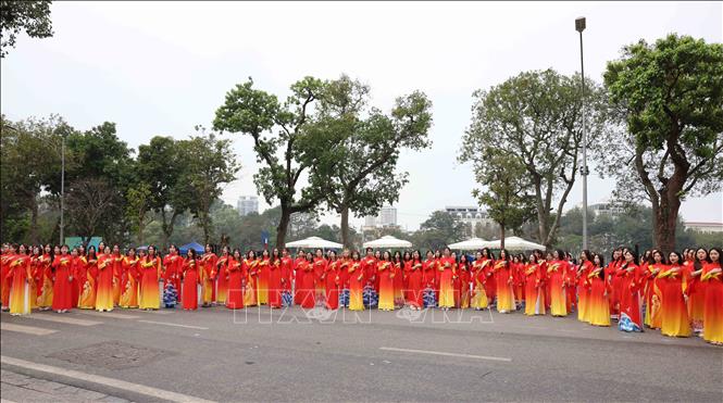 More than 1,000 women wearing “ao dai” (Vietnamese traditional dress) participate in a parade at Hoan Kiem Lake walking street in Hanoi on March 29. Photo: VNA