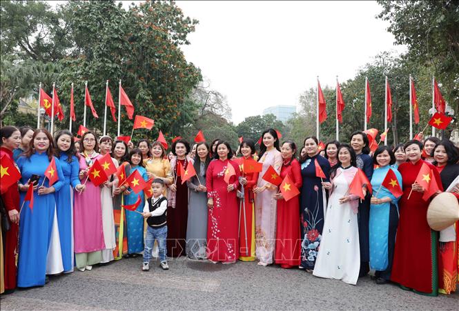 More than 1,000 women wearing “ao dai” (Vietnamese traditional dress) participate in a parade at Hoan Kiem Lake walking street in Hanoi on March 29. Photo: VNA