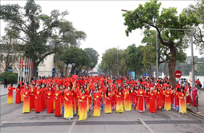 Students form a map of Vietnam. Photo: VNA