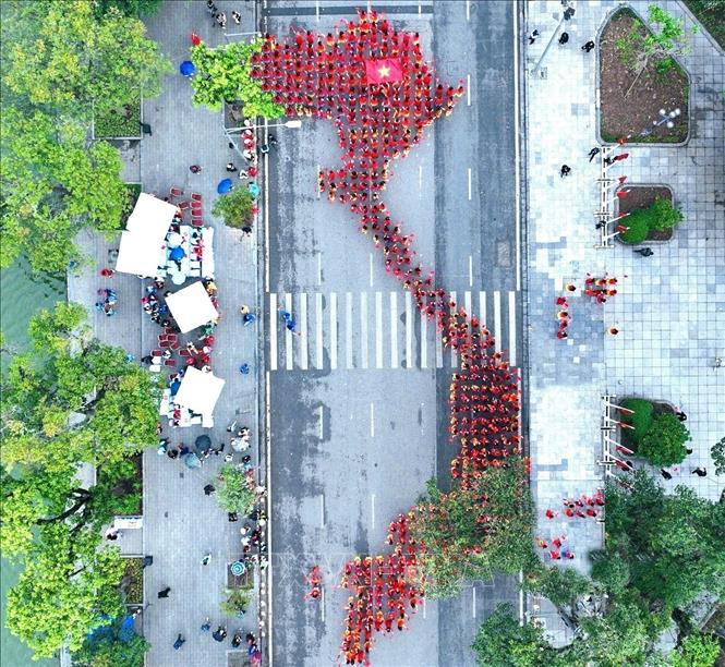 Students form a map of Vietnam. Photo: VNA