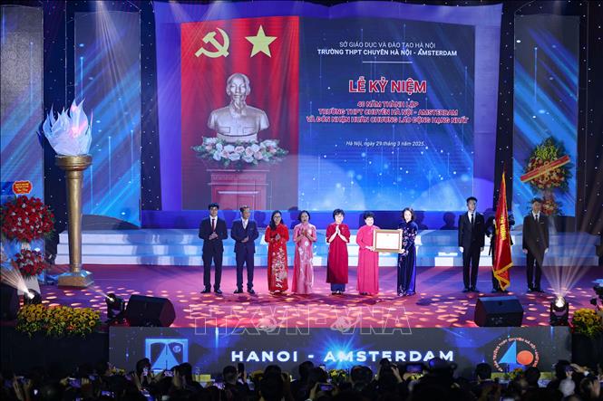 Lễ trao tặng Huân chương Lao động hạng Nhất cho trường THPT Chuyên Hà Nội - Amsterdam. Ảnh: Thanh Tùng - TTXVN