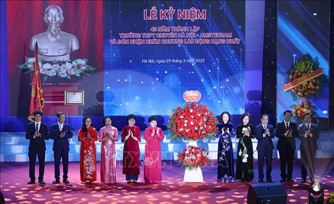 Lãnh đạo thành phố Hà Nội tặng hoa chúc mừng thầy trò trường THPT Chuyên Hà Nội - Amsterdam. Ảnh: Thanh Tùng - TTXVN
