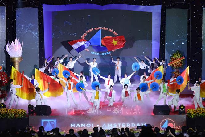 Tiết mục văn nghệ chào mừng do học sinh trường THPT Chuyên Hà Nội - Amsterdam biểu diễn. Ảnh: Thanh Tùng - TTXVN