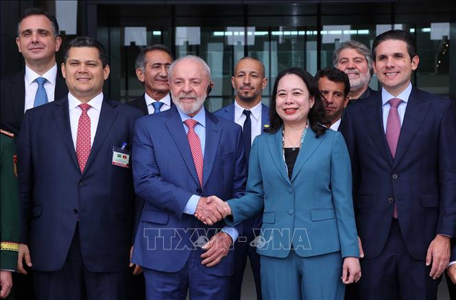 Tổng thống Brazil Luiz Inácio Lula da Silva và Phó Chủ tịch nước Võ Thị Ánh Xuân tại Bảo tàng Lịch sử Quân sự Việt Nam. Ảnh: Văn Điệp – TTXVN