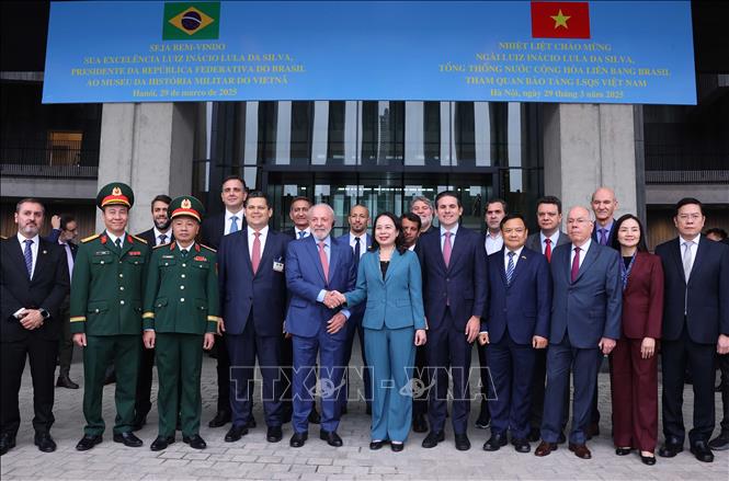 Tổng thống Brazil Luiz Inácio Lula da Silva và Phó Chủ tịch nước Võ Thị Ánh Xuân với các đại biểu tại Bảo tàng Lịch sử Quân sự Việt Nam. Ảnh: Văn Điệp – TTXVN