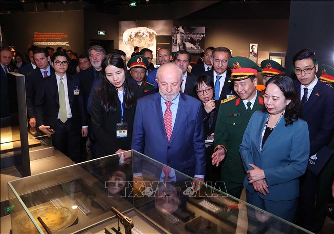 Tổng thống Brazil Luiz Inácio Lula da Silva và Phó Chủ tịch nước Võ Thị Ánh Xuân tham quan Bảo tàng Lịch sử Quân sự Việt Nam. Ảnh: Văn Điệp – TTXVN