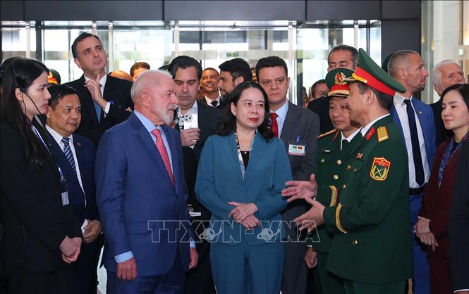 Tổng thống Brazil Luiz Inácio Lula da Silva và Phó Chủ tịch nước Võ Thị Ánh Xuân với các đại biểu tham quan Bảo tàng Lịch sử Quân sự Việt Nam. Ảnh: Văn Điệp – TTXVN