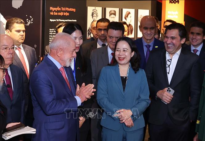Tổng thống Brazil Luiz Inácio Lula da Silva và Phó Chủ tịch nước Võ Thị Ánh Xuân với các đại biểu tham quan Bảo tàng Lịch sử Quân sự Việt Nam. Ảnh: Văn Điệp – TTXVN