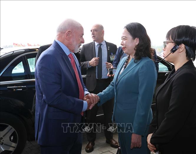Phó Chủ tịch nước Võ Thị Ánh Xuân đón Tổng thống Brazil Luiz Inácio Lula da Silva đến tham quan Bảo tàng Lịch sử Quân sự Việt Nam. Ảnh: Văn Điệp – TTXVN