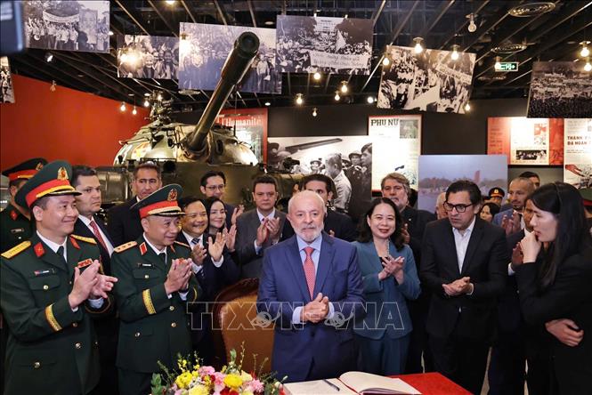 Tổng thống Brazil Luiz Inácio Lula da Silva và Phó Chủ tịch nước Võ Thị Ánh Xuân với các đại biểu tại Bảo tàng Lịch sử Quân sự Việt Nam. Ảnh: Văn Điệp – TTXVN
