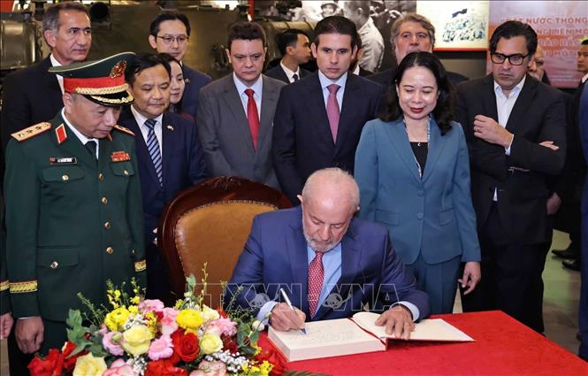 Tổng thống Brazil Luiz Inácio Lula da Silva lưu bút tại Bảo tàng Lịch sử Quân sự Việt Nam. Ảnh: Văn Điệp – TTXVN