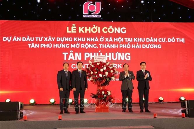 Lãnh đạo tỉnh Hải Dương tặng hoa chúc mừng chủ đầu tư. Ảnh: Mạnh Minh – TTXVN